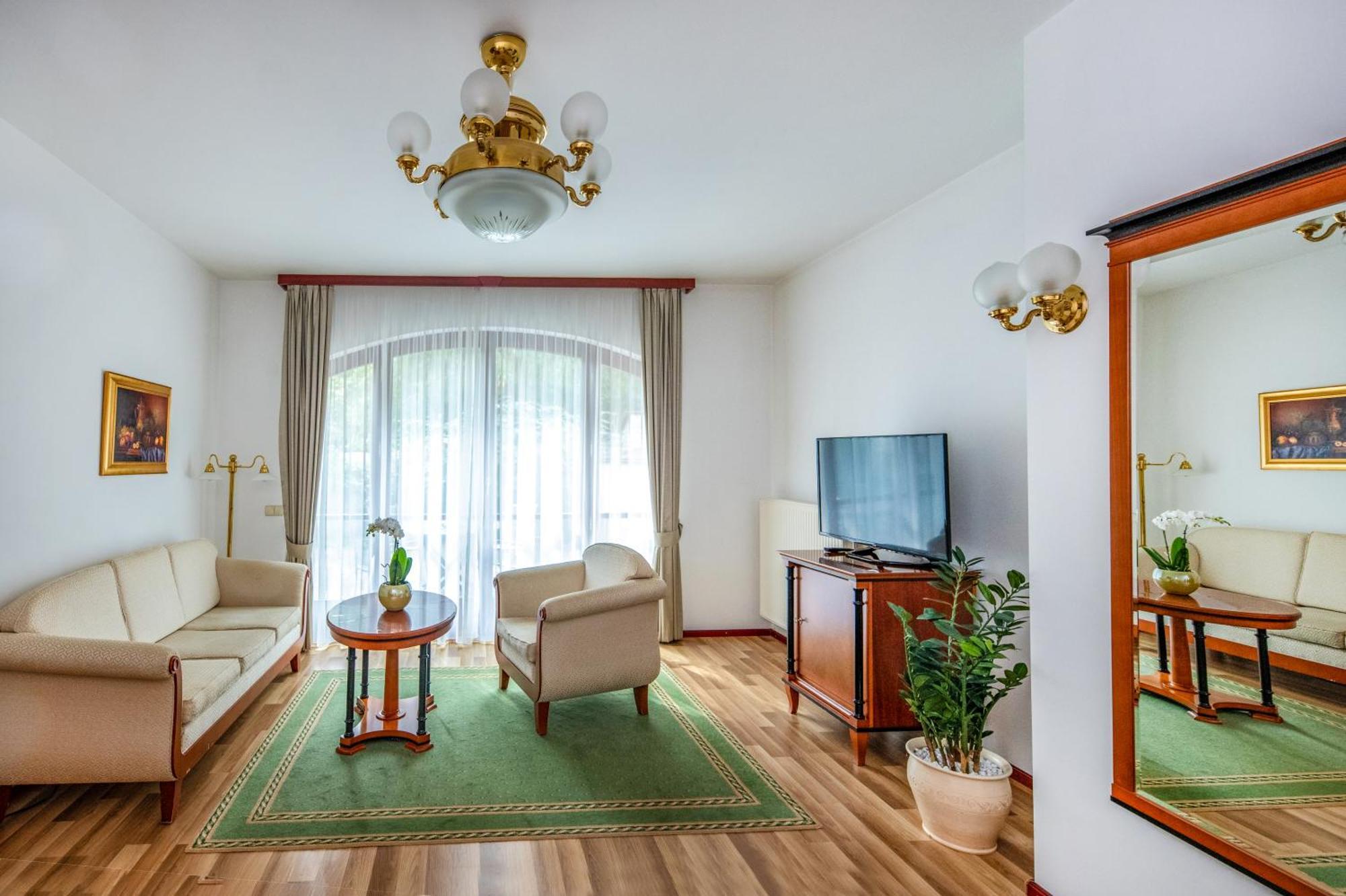 Szarvaskut Hotel Zirc Exteriör bild