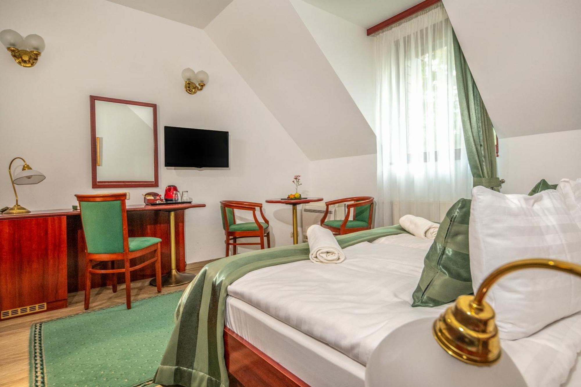 Szarvaskut Hotel Zirc Exteriör bild