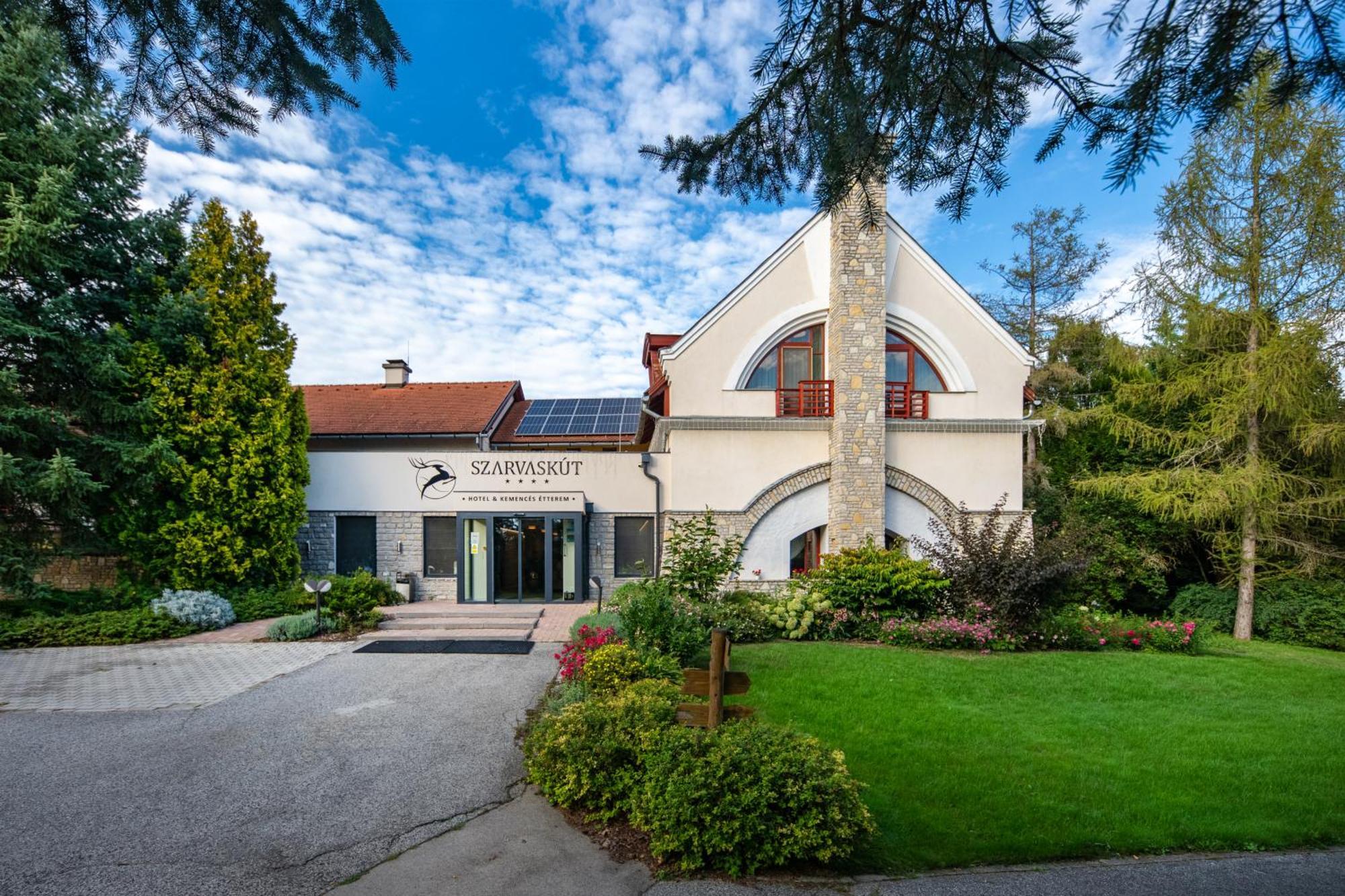 Szarvaskut Hotel Zirc Exteriör bild