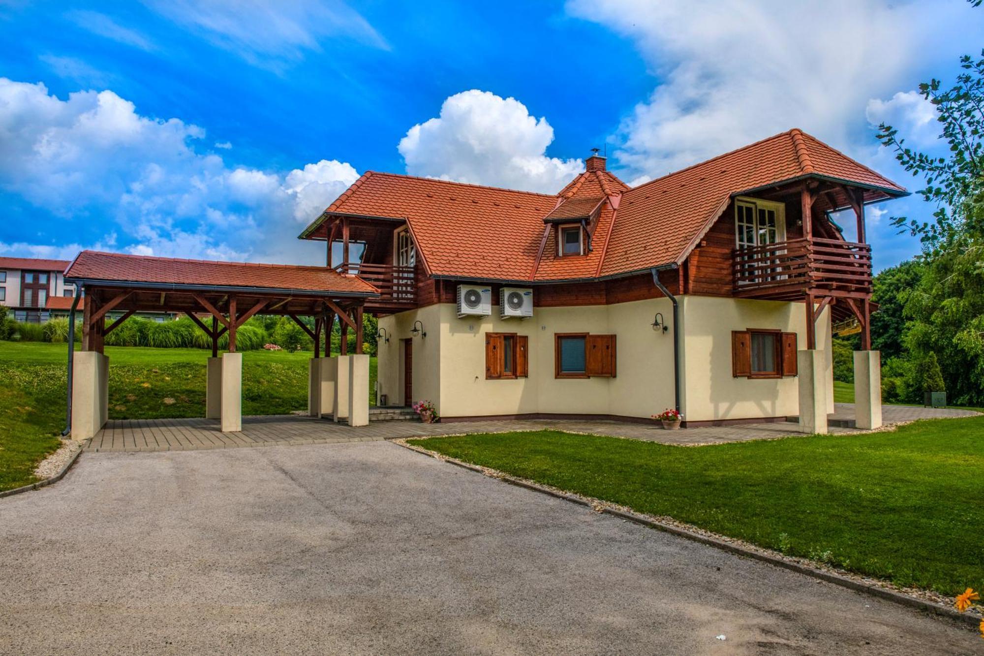 Szarvaskut Hotel Zirc Exteriör bild